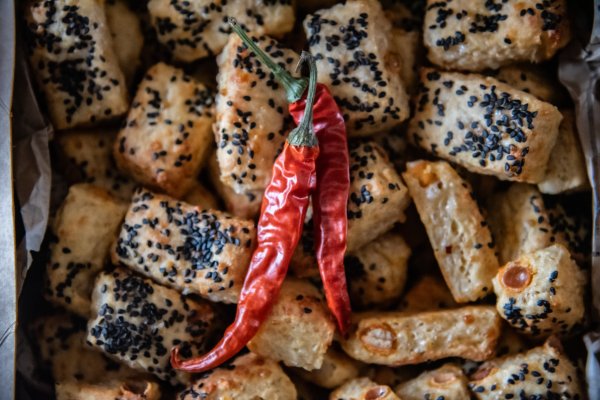 VÜRTSIKAD JUUSTUKÜPSISED TŠILLI JA INDIA PÄHKLI 300 G